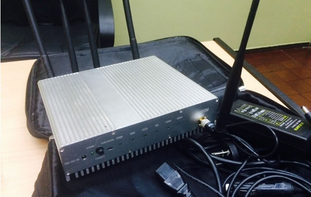 La Policía secuestró varios equipos para inhibir alarmas.