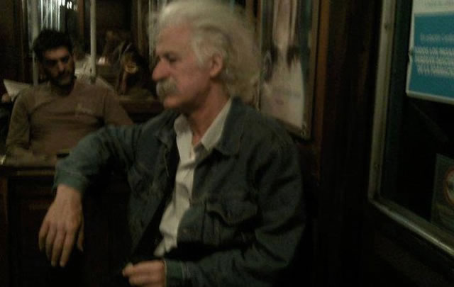 Parece que Albert Einstein aprendió a viajar en el tiempo.