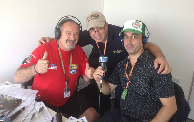 Karlos Arguiñano alentando a su equipo junto a Cadena 3 en el MotoGP.