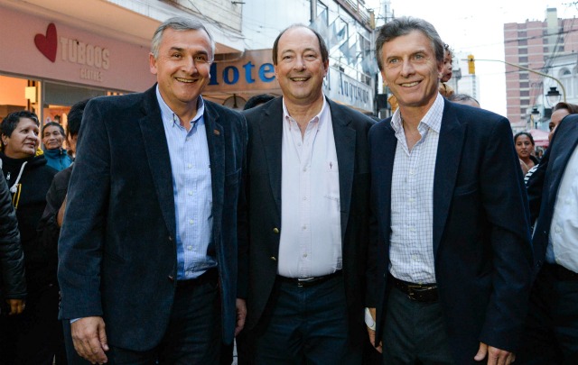 Morales, Sanz y Macri, en la peatonal de la capital jujeña.