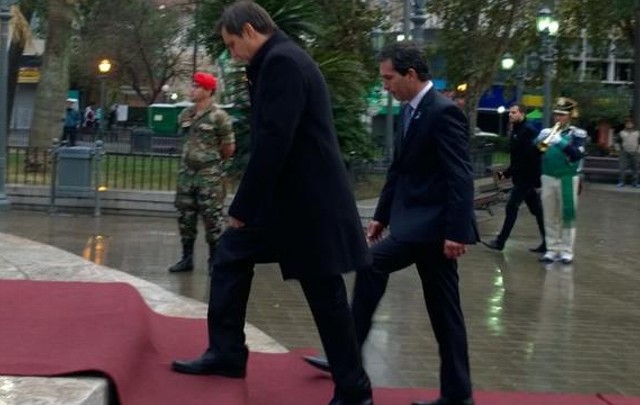 Mestre estuvo en el izamiento de la bandera en la Plaza San Martín.