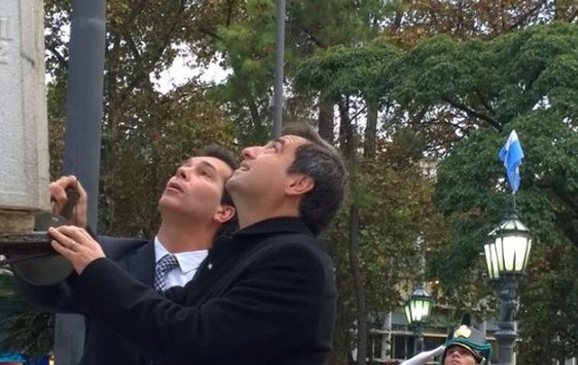 Izamiento de la bandera en Plaza San Martín.