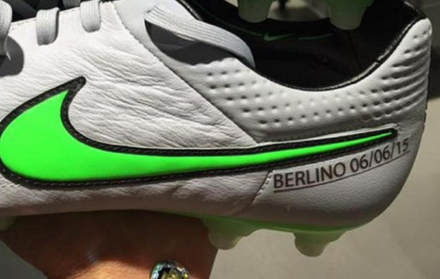 Tevez ya tiene sus botines para la final de la Champions - Fútbol - Cadena  3 Argentina