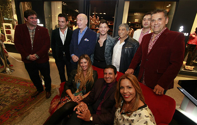 Personalidades del espectáculo, los medios y el deporte asistieron a la inauguración.