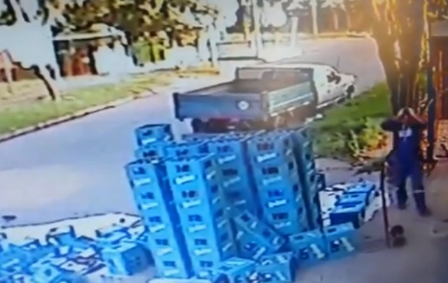El repartidor se agarra la cabeza luego de que se le derrumbara la torre de cajones.