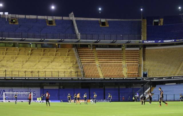 Los jugadores gritaron los goles en una Bombonera vacía.