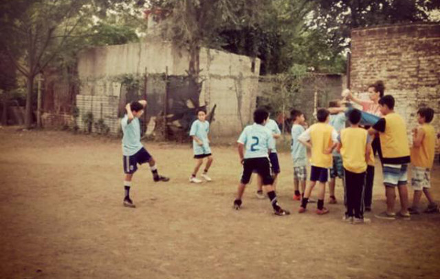 Katya ya los dividió y comienza la práctica.