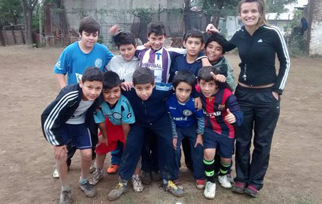 Katya, junto a parte de sus dirigidos en el potrero de barrio Ferrer.
