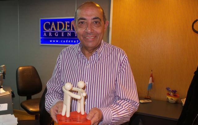 Mario con un modelo de la escultura del nuevo edificio obsequiado por David Ruda.