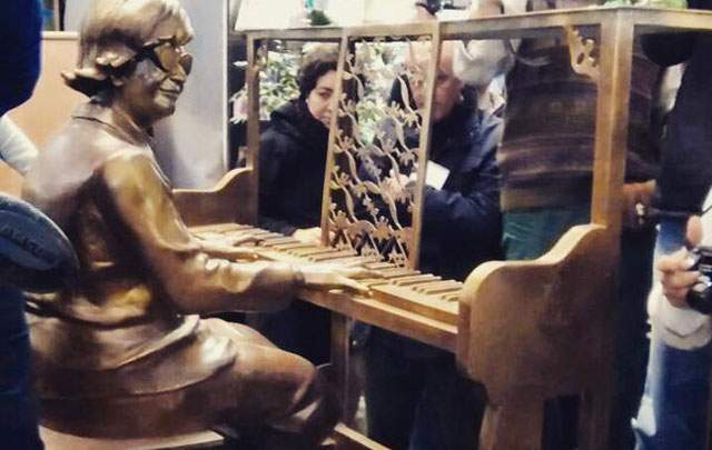 La estatua de Leonor Marzano se suma al Paseo de la Fama.