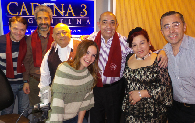 Cóccolo, Genesir, Mario (con bufanda tanguera), Agus, la pareja tanguera y Iudicello.