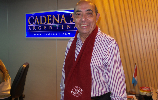 Mario Pereyra con la bufanda que le obsequió el dueño de Don Luis.