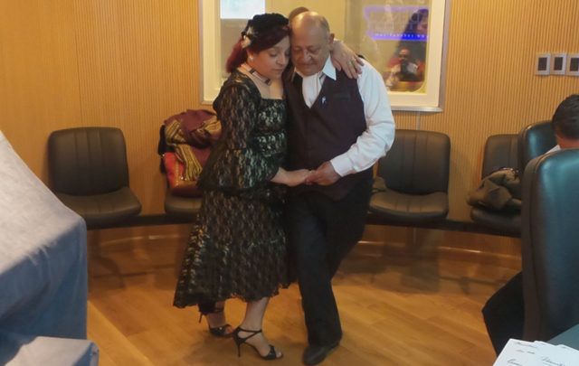 Una pareja bailó una pieza de tango cayengue en los estudios de Cadena 3.