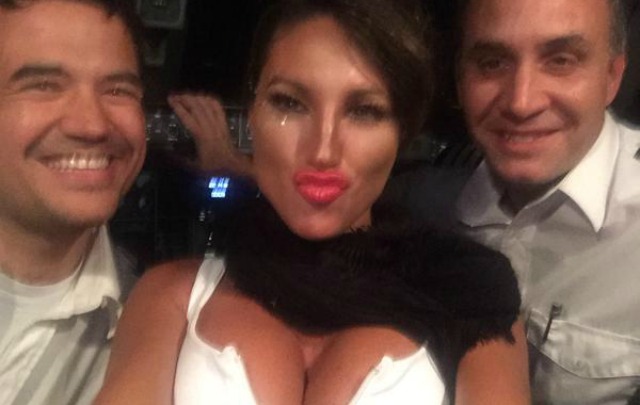 Victoria Xipolitakis permaneción en la cabina de vuelo durante el vuelo.