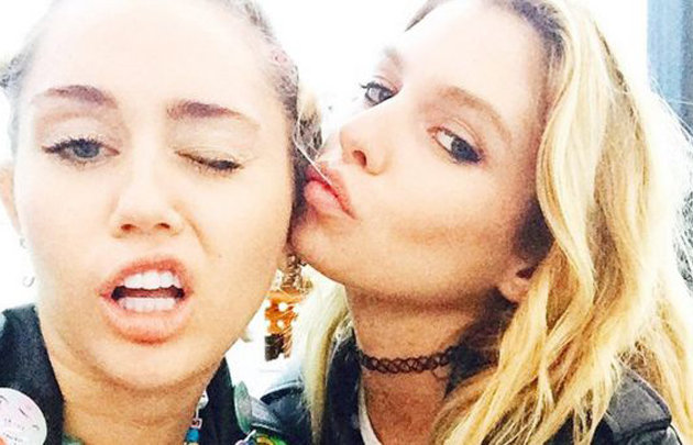 Stella Maxwell y Miley Cirus