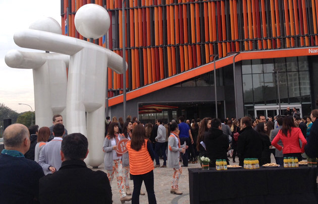 La plazoleta está abierta al público.