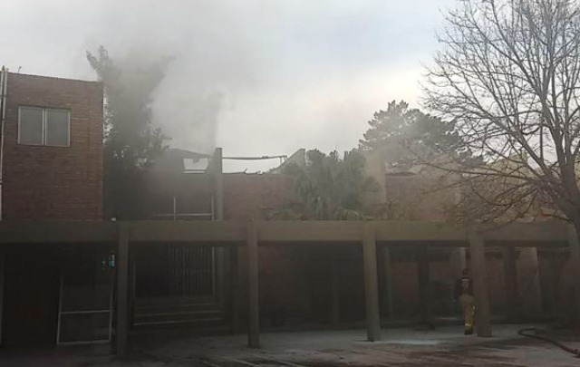 Un incendio en la Academia Argüello provocó inquietud en la zona.