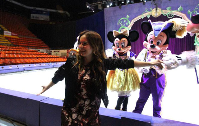 Agustina encantada con la magia de Disney.