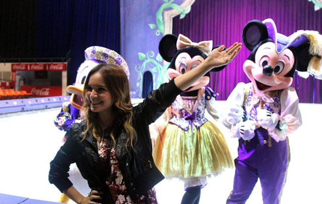 Agustina encantada con la magia de Disney.