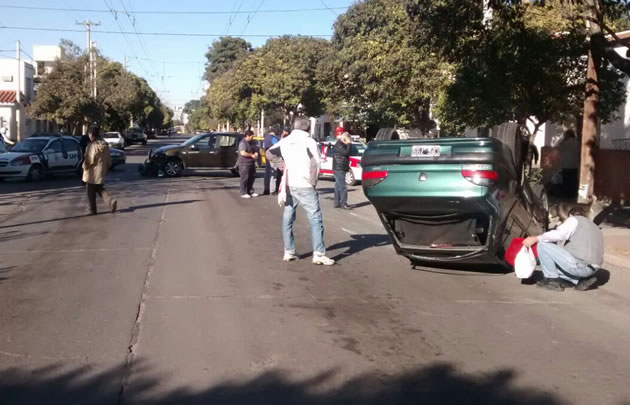 El Peugeot 306 quedó dado vuelta y más atrás en el cruce el Sandero.