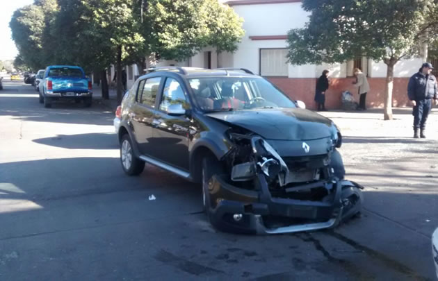 El Sandero terminó con toda la trompa destrozada.