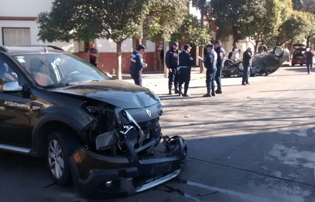 El Sandero con el frente destrozado y a varios metros el 306 dado vuelta.