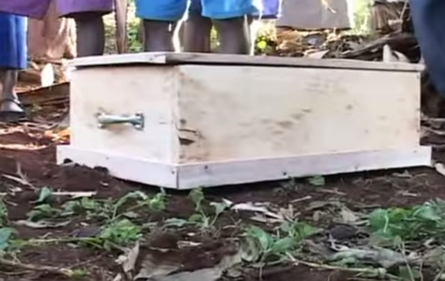 Un bebé despierta dentro de su ataúd.