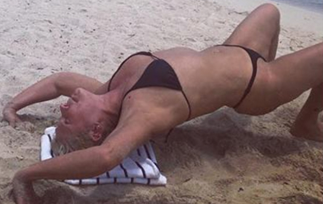 Xuxa practicando yoga en el Caribe.