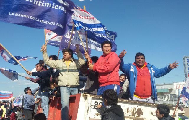 Una larga caravana recibió a Quimsa en Santiago del Estero. 