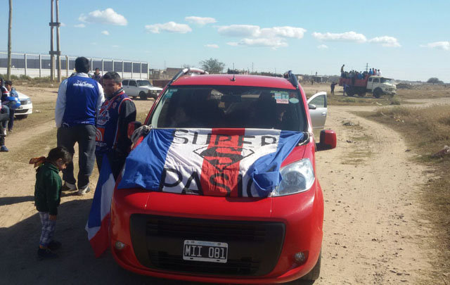 Una larga caravana recibió a Quimsa en Santiago del Estero. 