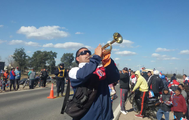Una larga caravana recibió a Quimsa en Santiago del Estero. 