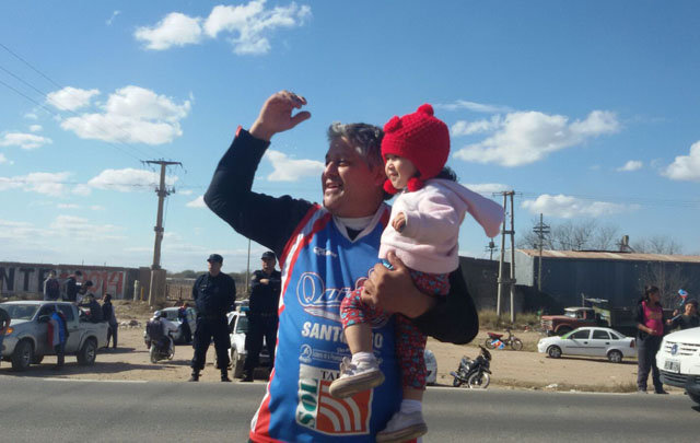 Una larga caravana recibió a Quimsa en Santiago del Estero. 