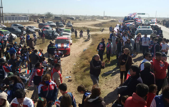 Una larga caravana recibió a Quimsa en Santiago del Estero. 