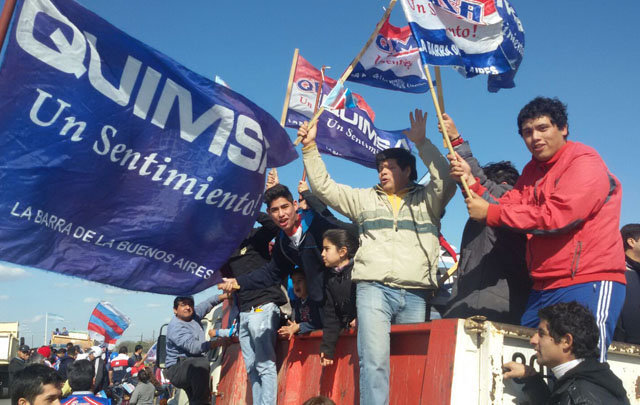 Una larga caravana recibió a Quimsa en Santiago del Estero. 