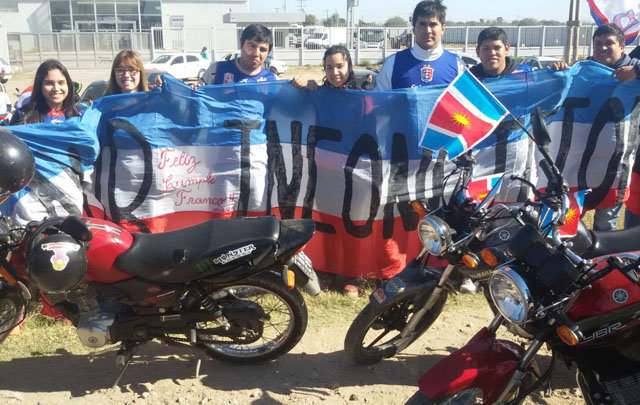 Una larga caravana recibió a Quimsa en Santiago del Estero. 