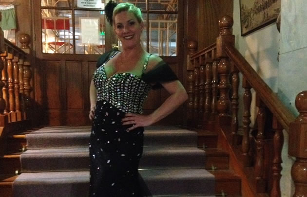 Todo el glamour de Celeste Benecchi sobre el escenario en La Falda.