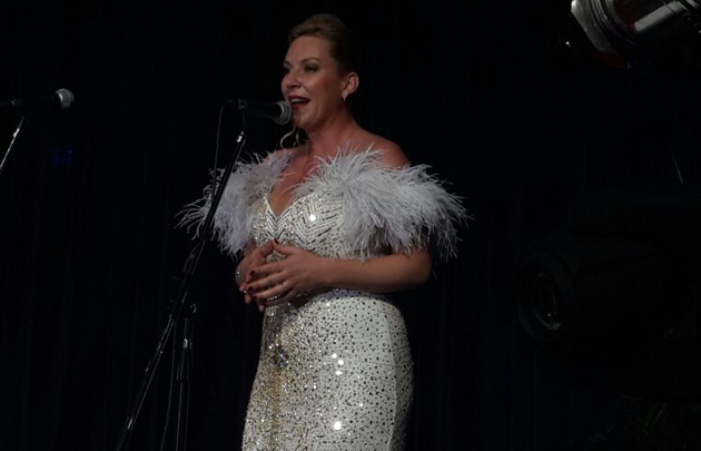 Plumas, brillo y mucho glamour eligió Cris Tillard para Celeste.