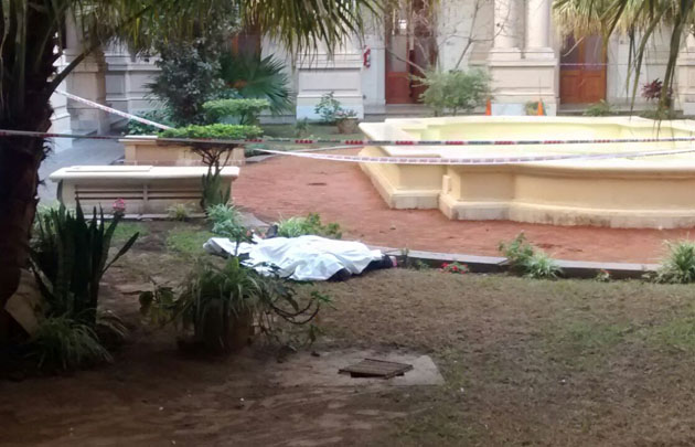 El joven se arrojó desde un segundo piso hacia el patio interno de Casa de Gobierno. 