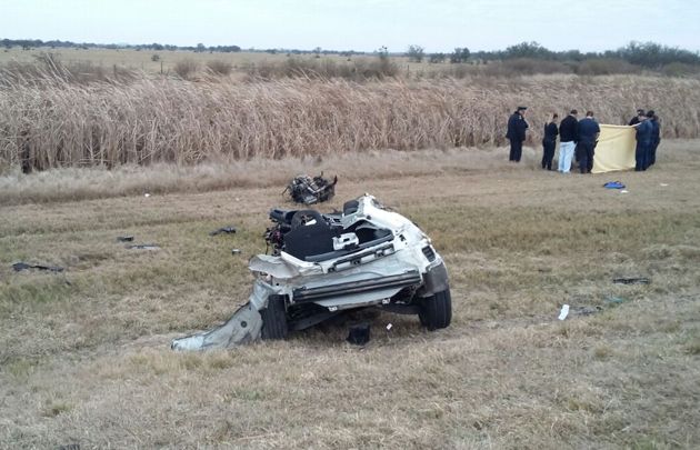 El Volkswagen Scirocco quedó con el lateral izquierdo destrozado (Foto: @Veroensinas)