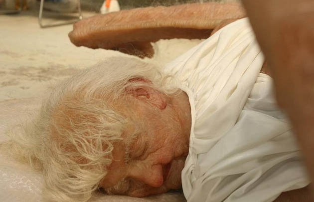 Representa a una anciana vestida de blanco con las alas desplumadas.