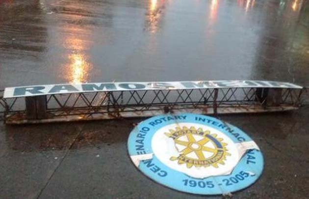 Ráfagas de 70 kilómetros por hora tiraron el cartel de Ramos Mejía.