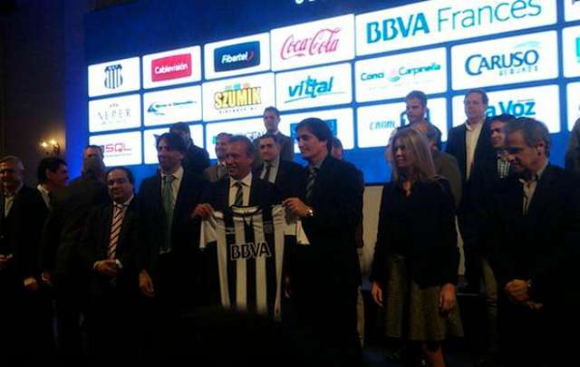  Durante la presentación del proyecto se mostró la nueva camiseta de Talleres.