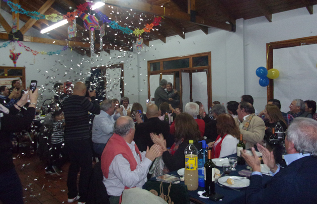 El artista fue sorprendido por músicos, personalidades y amigos.