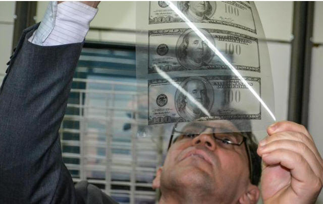 Agrait revisa una de las planchas usadas para falsificar (Foto: Policía de Córdoba).