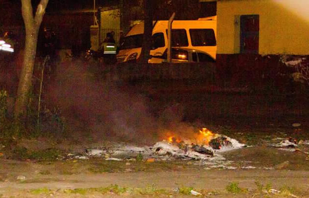 FOTO: Destrozos en escuela de San Pablo y urnas quemadas (Foto: @Bracesco)