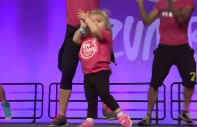 La pequeña la rompió con sus movimientos de zumba. 