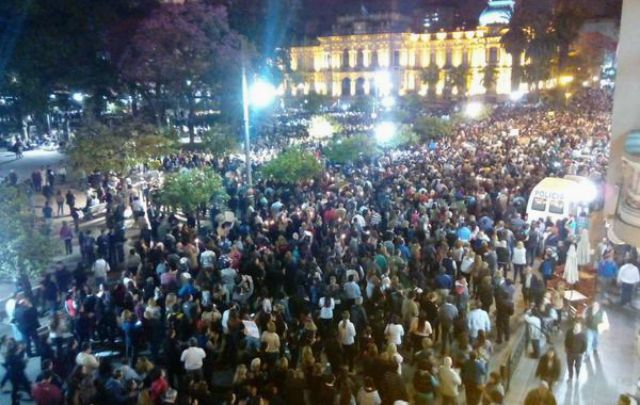 FOTO: Luego de la represión, muchos manifestantes volvieron a la plaza.