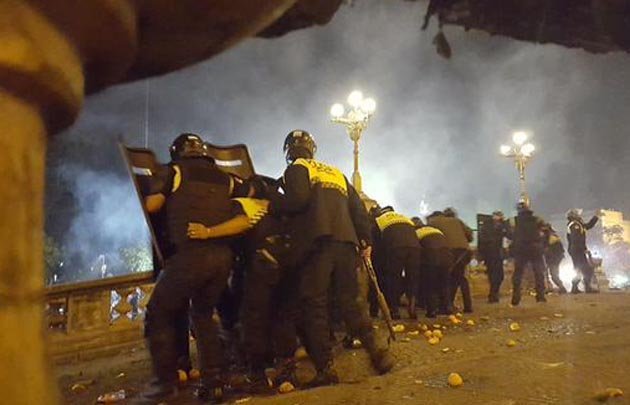 FOTO: Hubo gases lacrimógenos para dispersar a los manifestantes (Foto: @IsaiasCisnero)