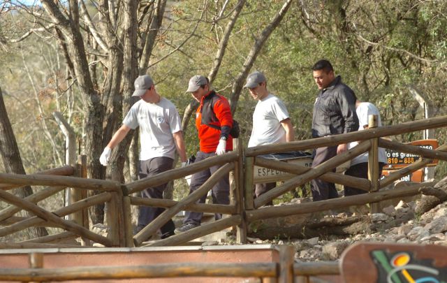 El momento en que era retirado el cuerpo de la joven en el Cerro de la Cruz.