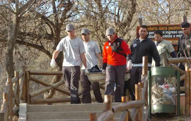 El momento en que era retirado el cuerpo de la joven en el Cerro de la Cruz.